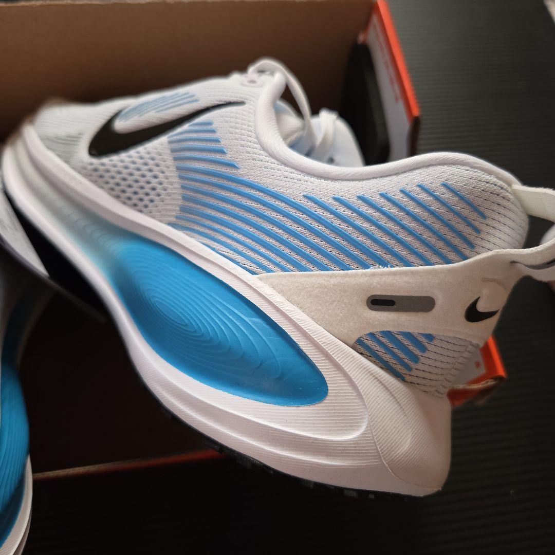 たまごアイス。未使用❗ナイキ VOMERO 18 (GS) 24cm