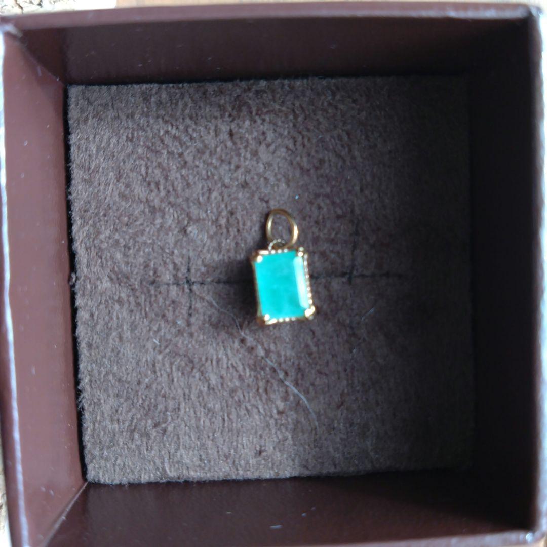 agete エメラルドチャーム